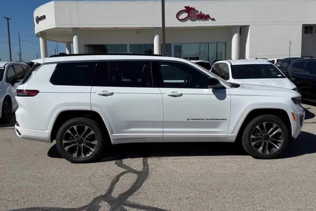 2025 Jeep Grand Cherokee Overland photo 1