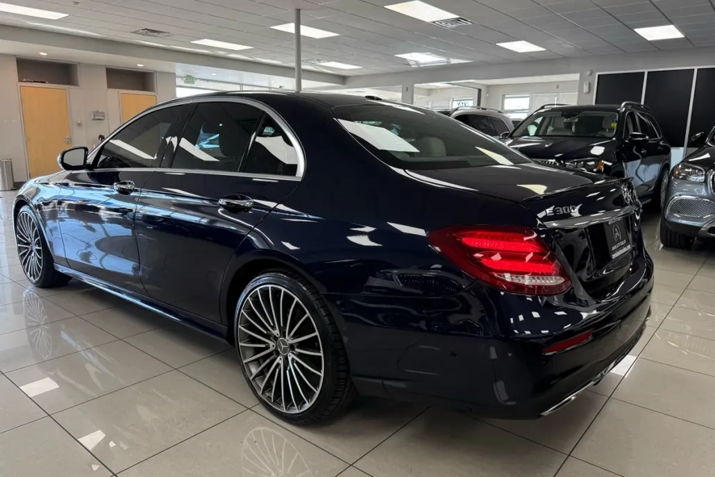 2017 Mercedes Benz E 300 4MATIC Sedan photo 1