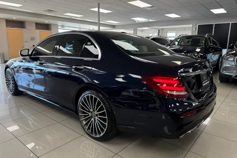 2017 Mercedes Benz E 300 4MATIC Sedan photo 1