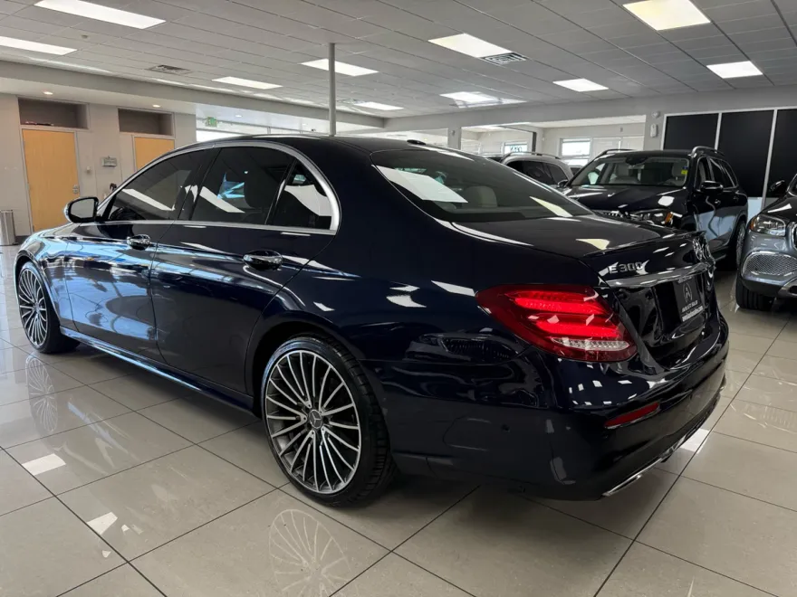 2017 Mercedes Benz E 300 4MATIC Sedan photo 1