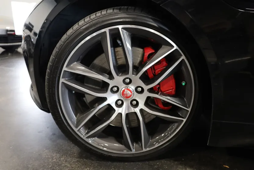 2019 Jaguar F-TYPE R photo 1