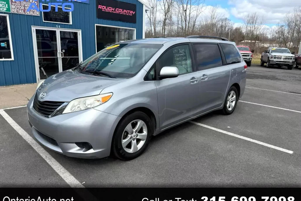 2012 Toyota Sienna LE photo 1