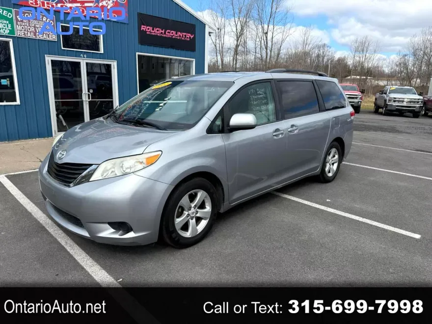 2012 Toyota Sienna LE photo 1