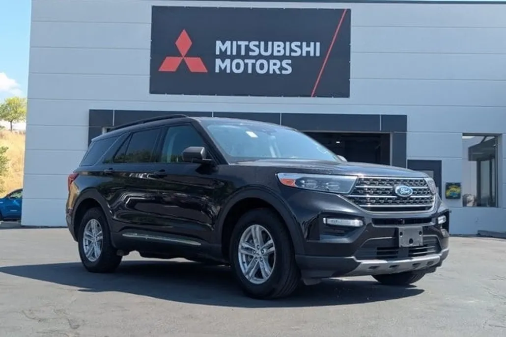 2023 Ford Explorer XLT photo 1