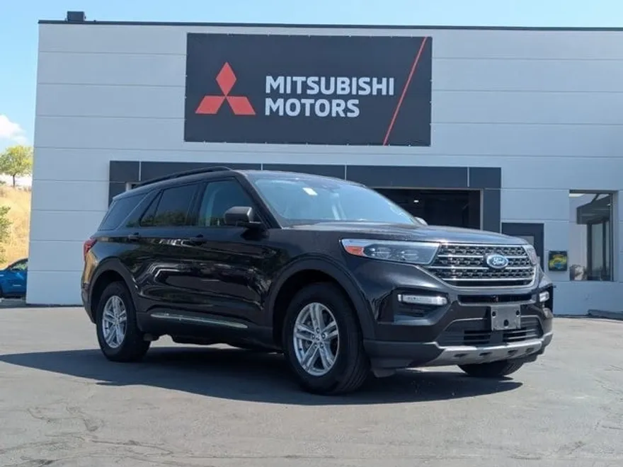 2023 Ford Explorer XLT photo 1