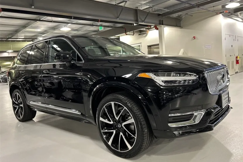 2023 Volvo XC90 AWD Plus photo 1