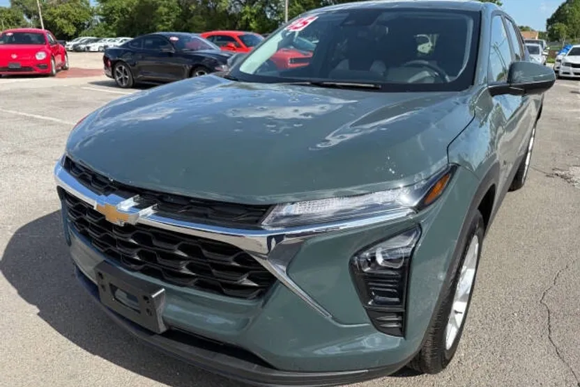 2025 Chevrolet Trax LS photo 1