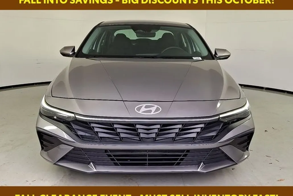 2024 Hyundai Elantra SEL photo 1