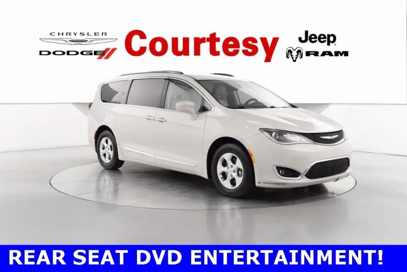 2017 Chrysler Pacifica Touring Plus photo 1