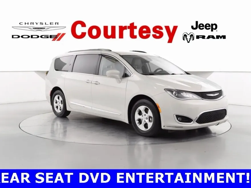 2017 Chrysler Pacifica Touring Plus photo 1