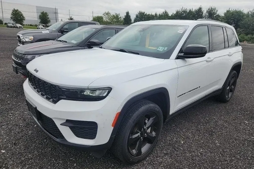2023 Jeep Grand Cherokee Altitude photo 1