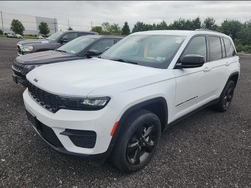 2023 Jeep Grand Cherokee Altitude photo 1