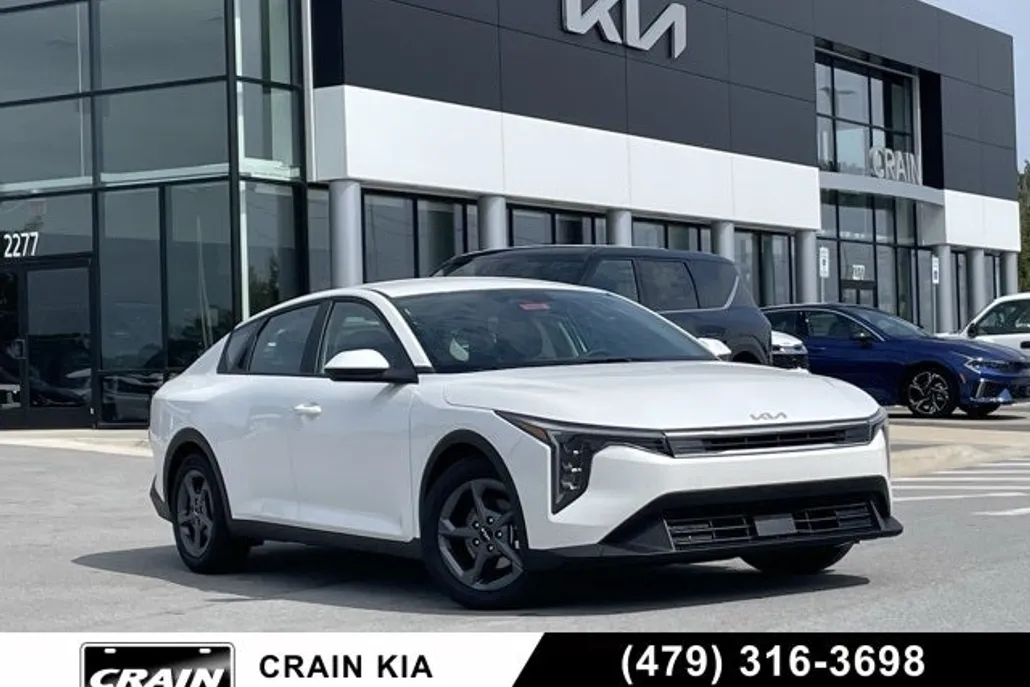 2025 Kia K4 LXS photo 1