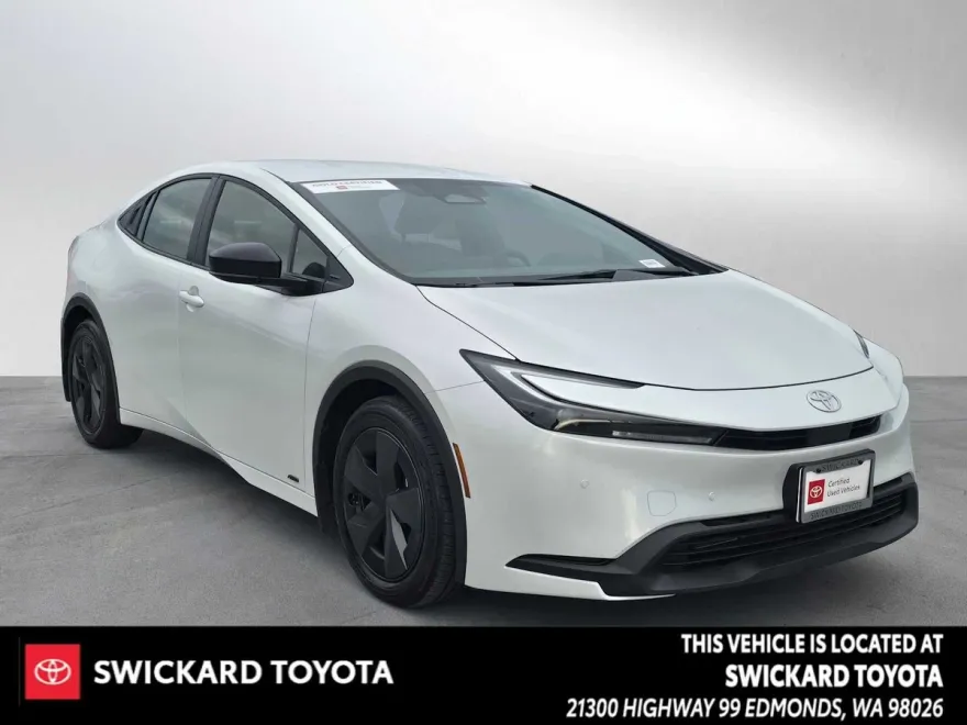2024 Toyota Prius LE photo 1