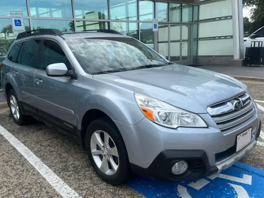 2013 Subaru Outback 2.5i Limited photo 1