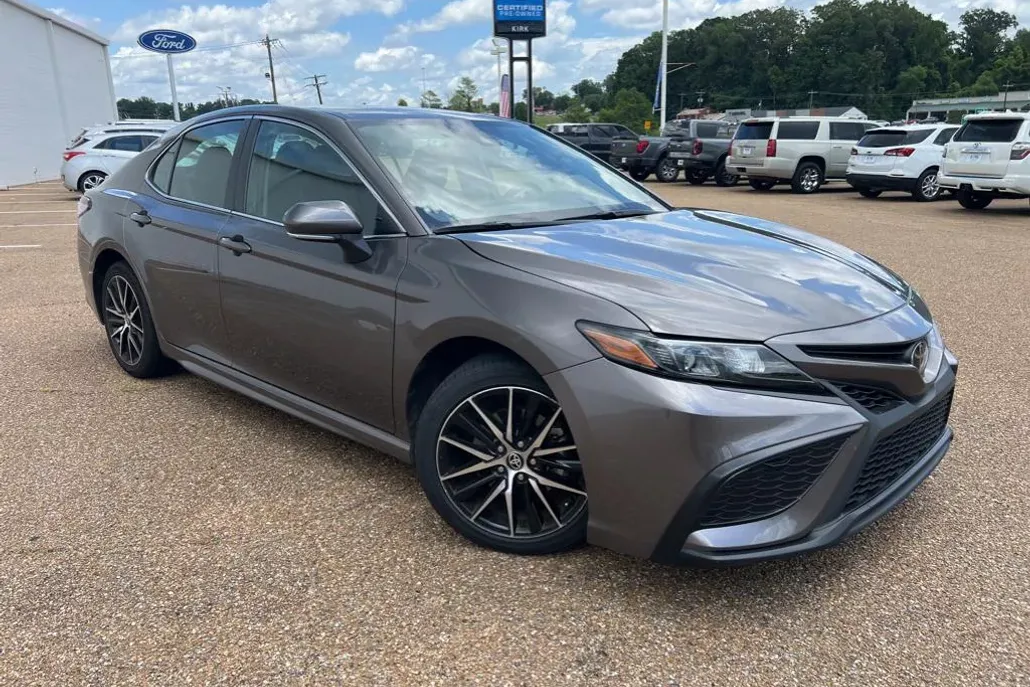 2024 Toyota Camry SE photo 1
