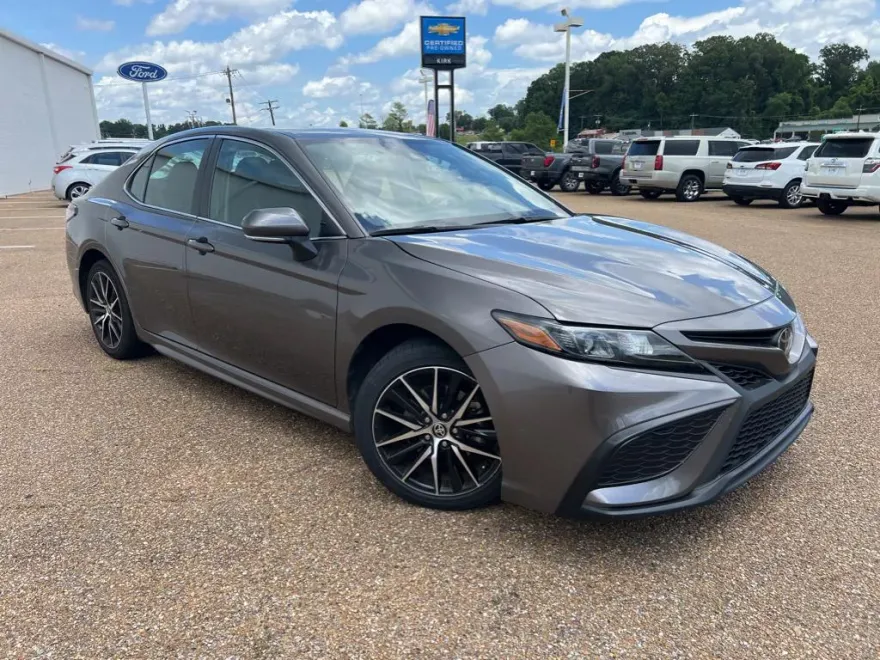 2024 Toyota Camry SE photo 1
