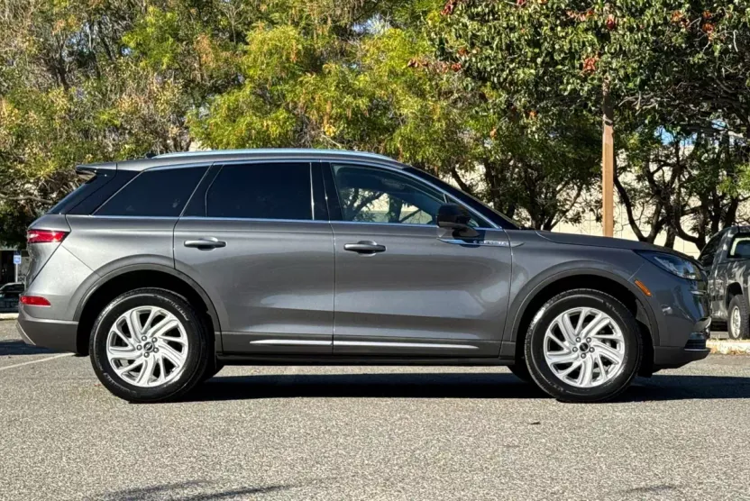 2022 Lincoln Corsair Standard photo 1