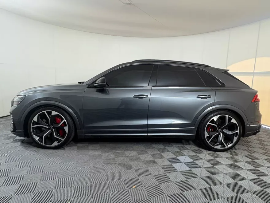 2022 Audi RS Q8 photo 1