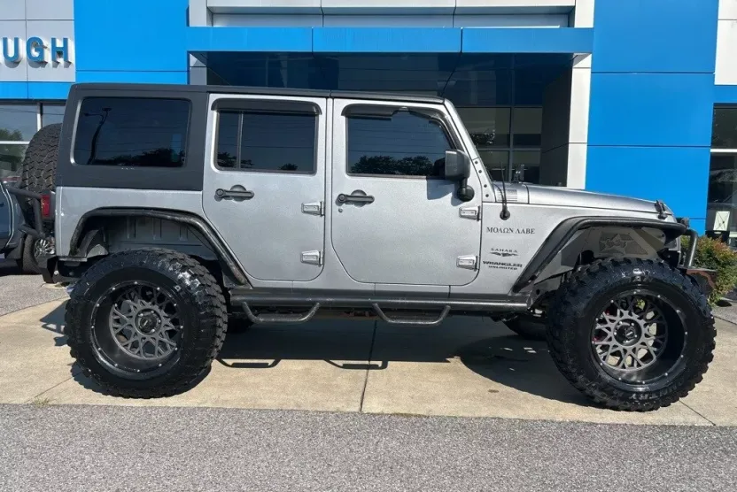 2016 Jeep Wrangler Unlimited Sahara photo 1