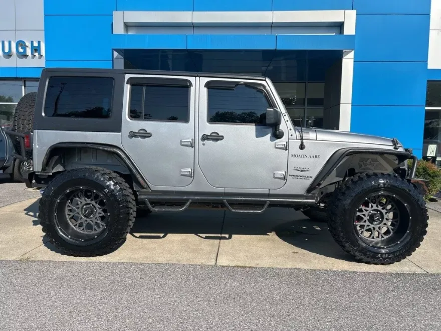 2016 Jeep Wrangler Unlimited Sahara photo 1