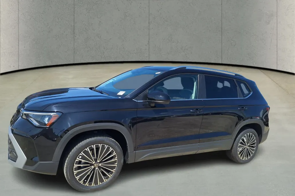 2025 Volkswagen Taos SE photo 1