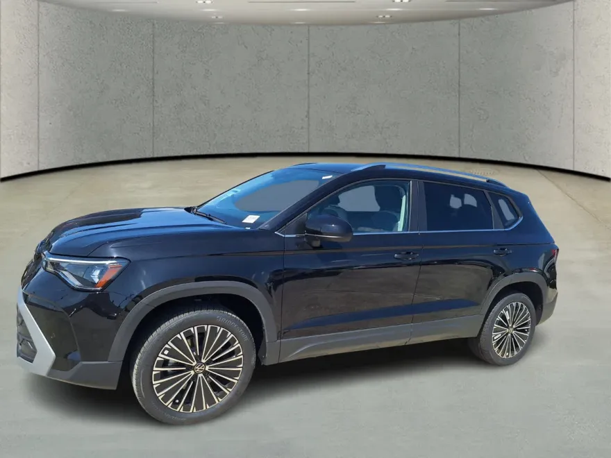 2025 Volkswagen Taos SE photo 1