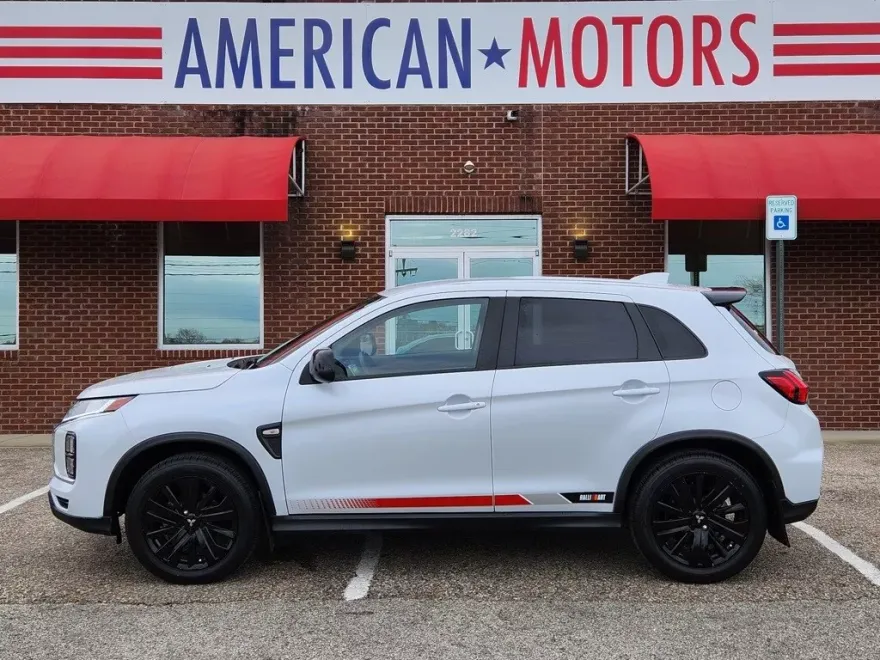 2023 Mitsubishi Outlander Sport LE photo 1