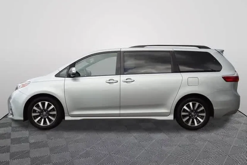 2020 Toyota Sienna Limited Premium photo 1