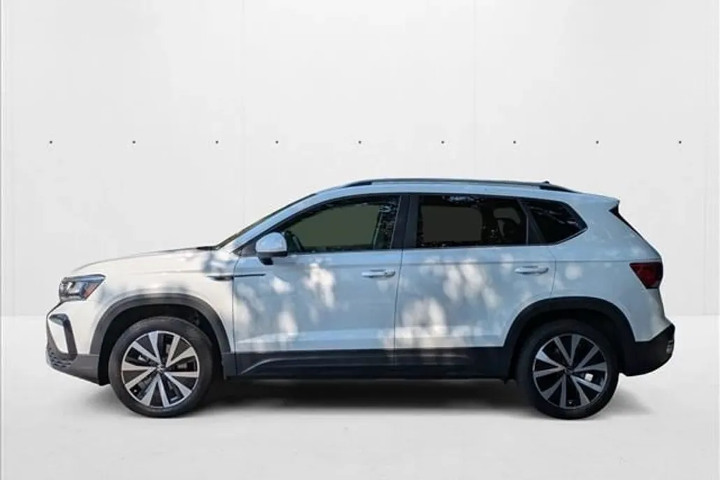 2022 Volkswagen Taos SE photo 1