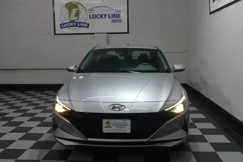 2022 Hyundai Elantra SEL photo 1