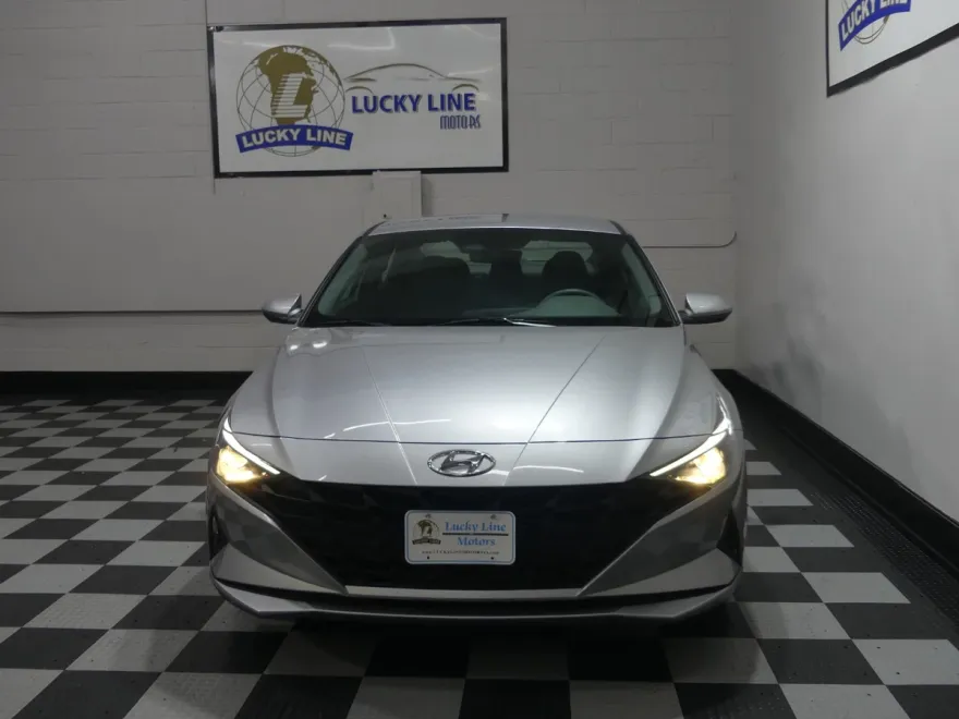 2022 Hyundai Elantra SEL photo 1