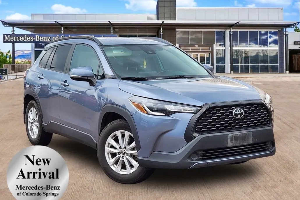 2022 Toyota Corolla Cross LE photo 1