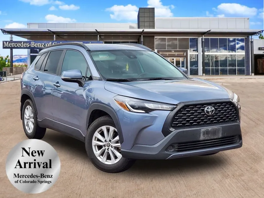 2022 Toyota Corolla Cross LE photo 1