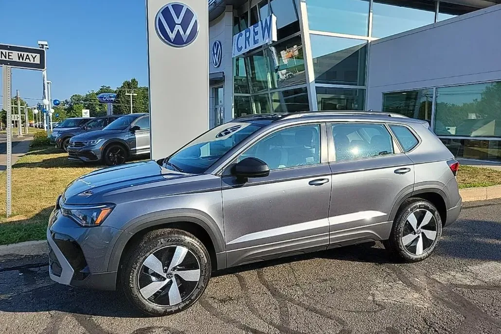 2025 Volkswagen Taos S photo 1
