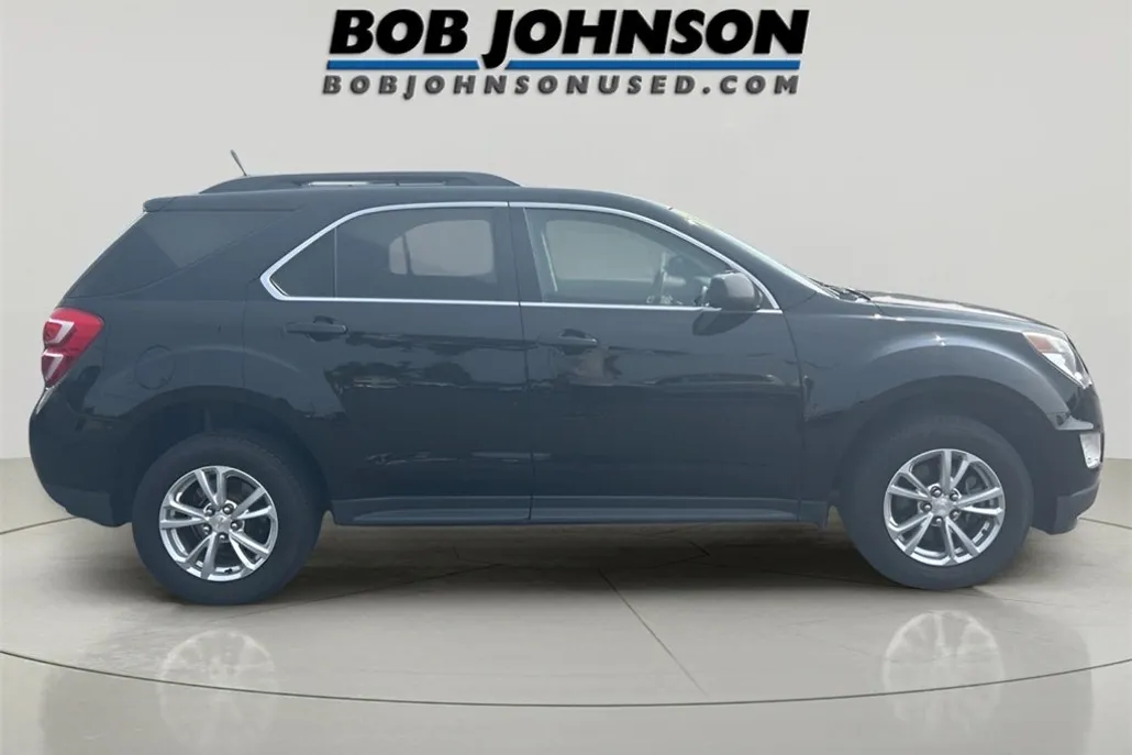 2017 Chevrolet Equinox LT photo 1