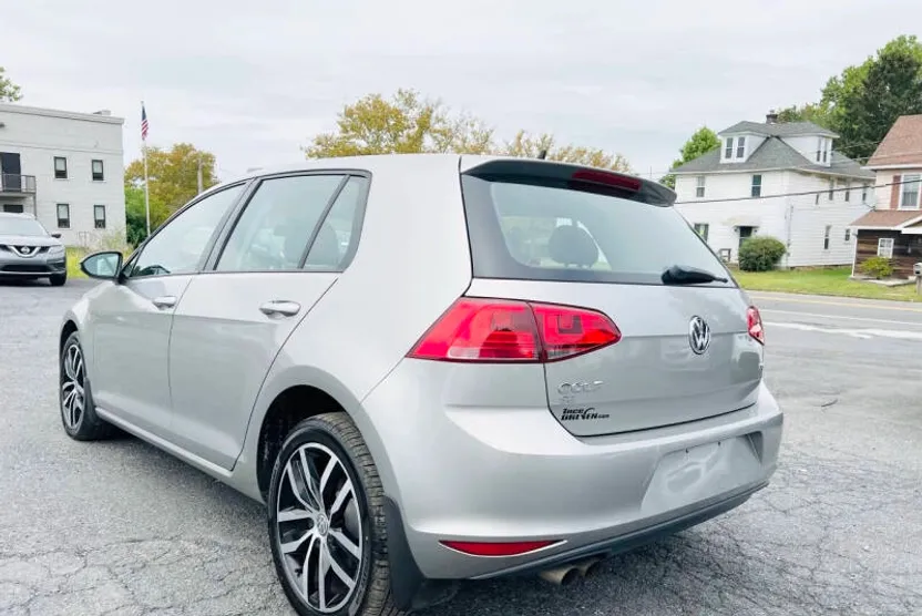 2017 Volkswagen Golf TSI SE photo 1