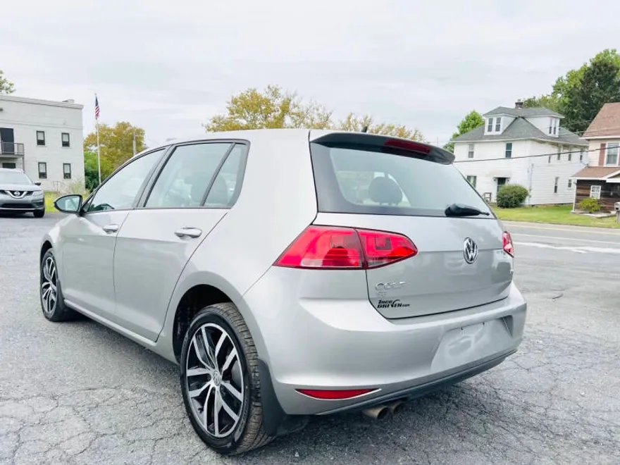 2017 Volkswagen Golf TSI SE photo 1