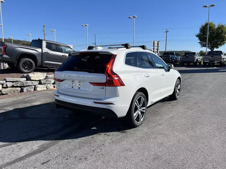 2021 Volvo XC60 T5 Momentum photo 1