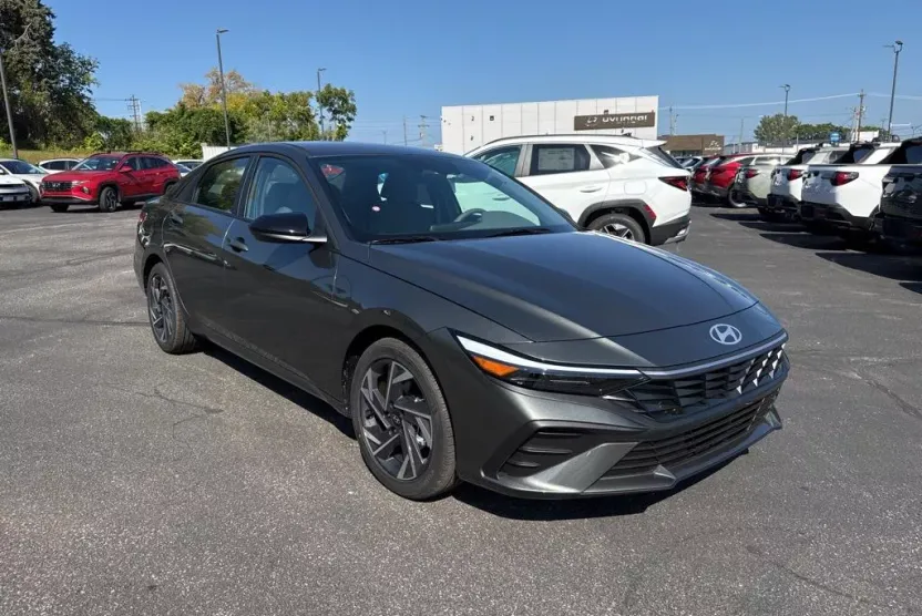 2025 Hyundai Elantra SEL Sport photo 1
