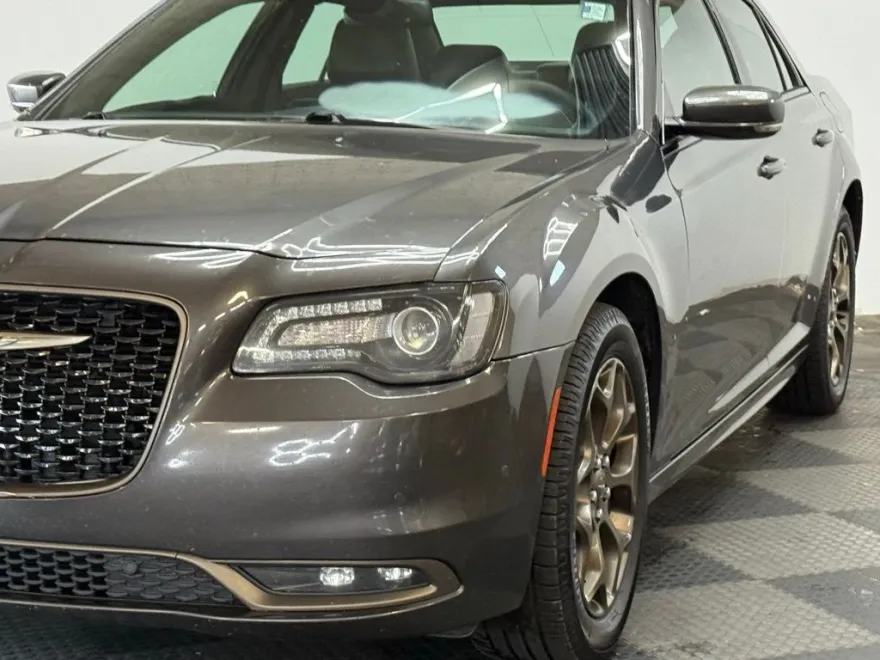 2016 Chrysler 300 S photo 1