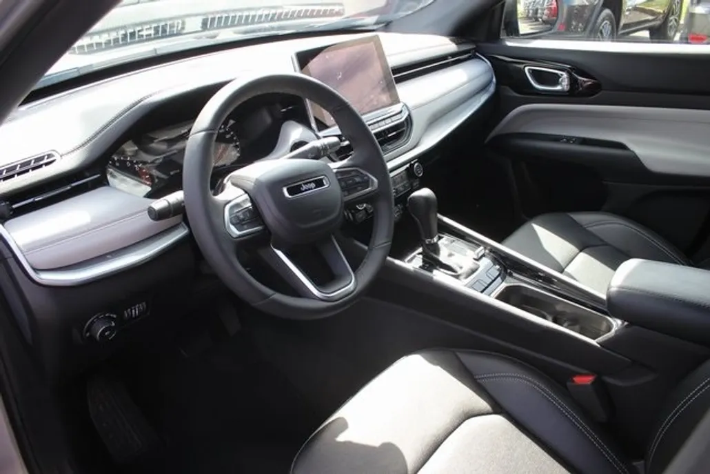 2025 Jeep Compass Limited photo 1