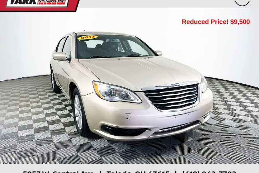 2013 Chrysler 200 Touring photo 1