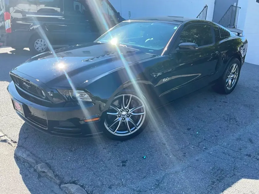 2013 Ford Mustang GT Premium photo 1