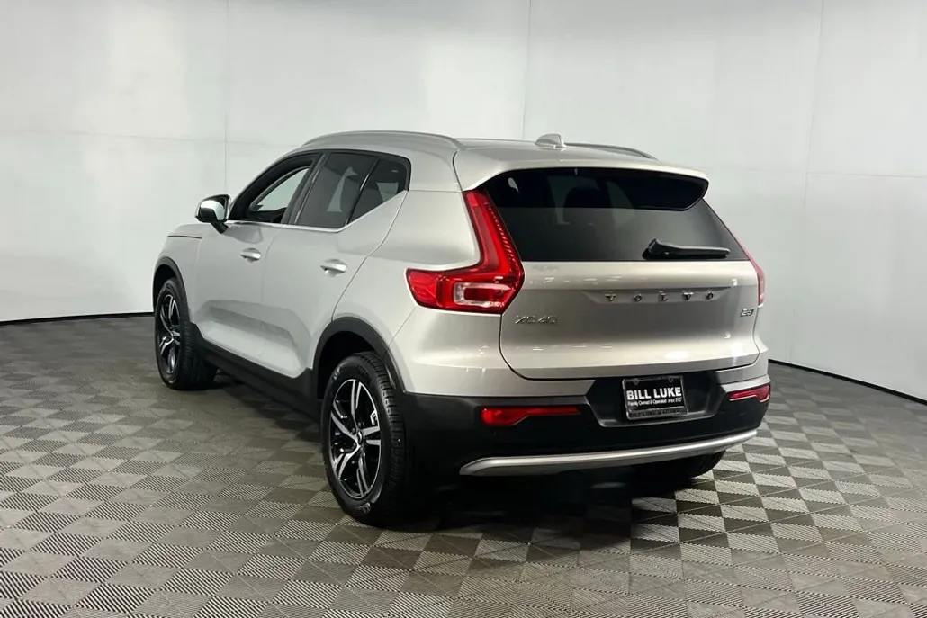 2025 Volvo XC40 Core photo 1