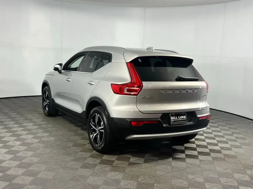 2025 Volvo XC40 Core photo 1