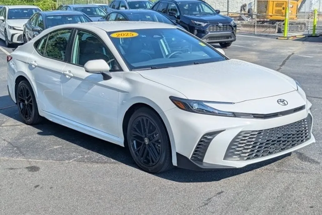 2025 Toyota Camry SE photo 1