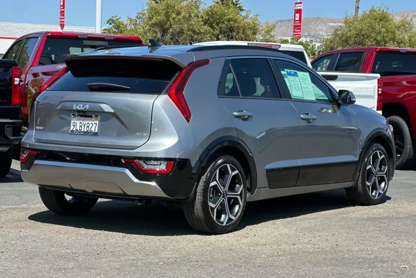 2024 Kia Niro Plug-In Hybrid SX Touring photo 1