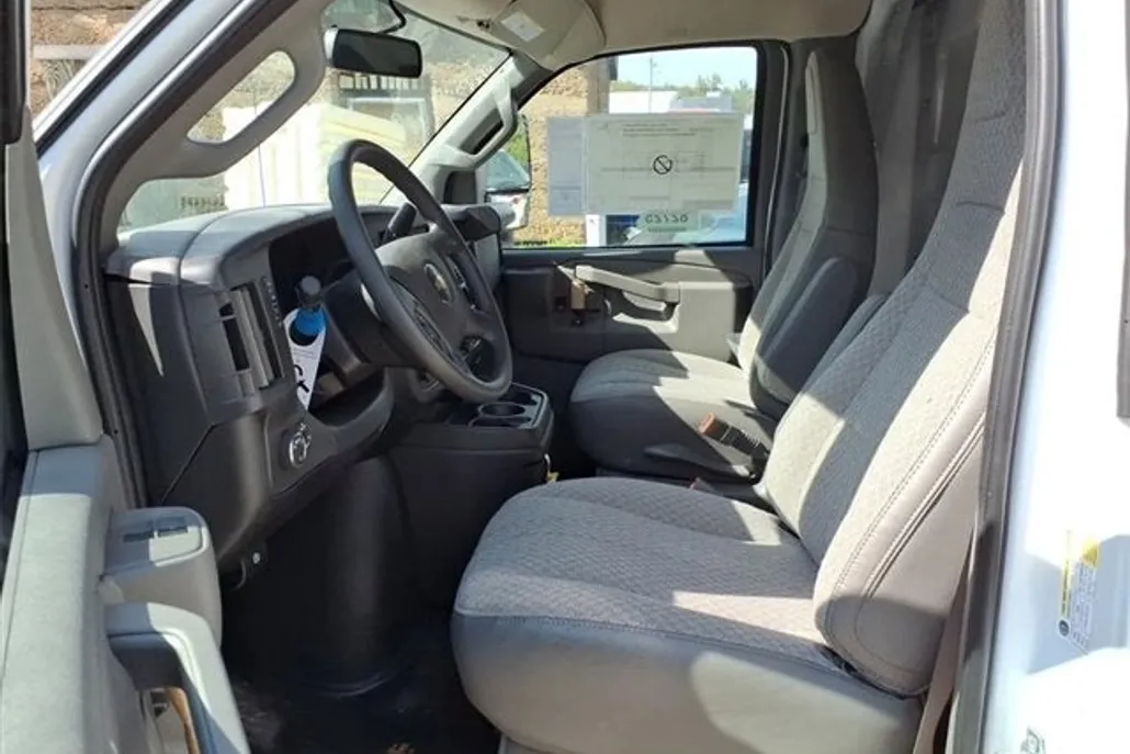 2025 Chevrolet Express Cutaway 3500 photo 1