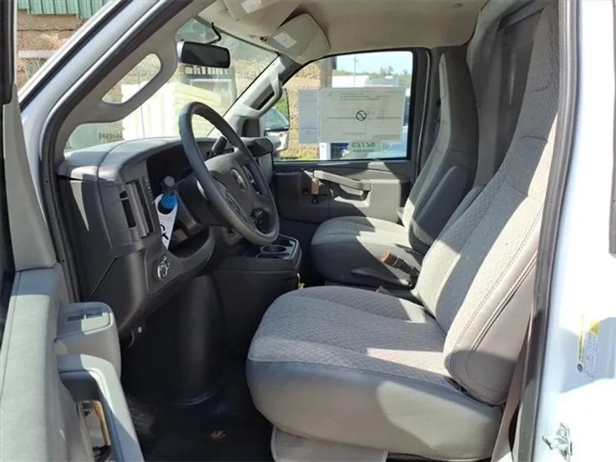 2025 Chevrolet Express Cutaway 3500 photo 1
